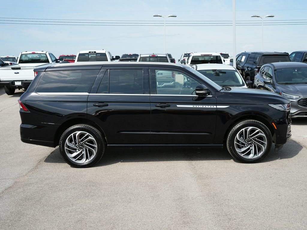Used 2025 Lincoln Navigator Reserve AWD/4WD image 5