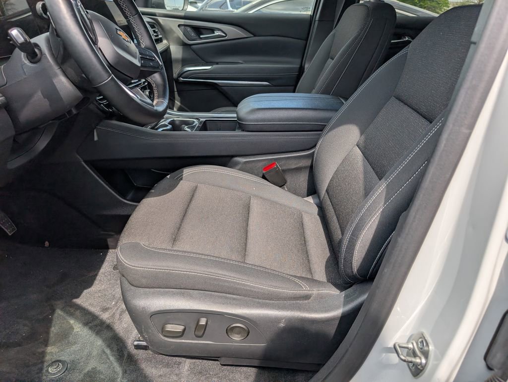 Used 2025 Chevrolet Traverse LT image 10