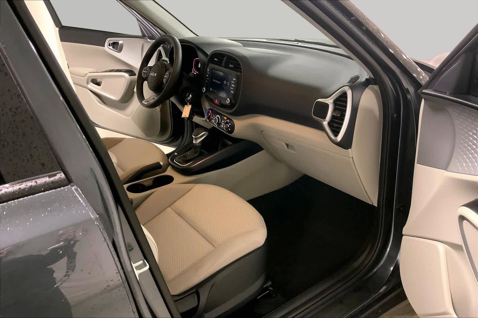 Used 2025 Kia Soul LX w/ LX Technology Package FWD image 8