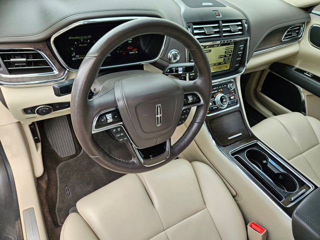 Used 2017 Lincoln Continental Premiere image 10