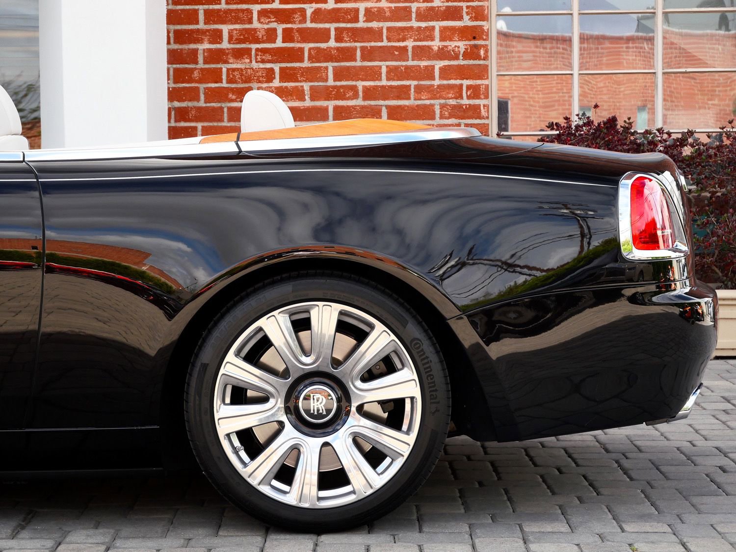 Used 2017 Rolls-Royce Dawn RWD image 24