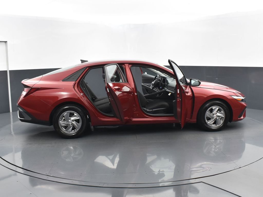 Used 2025 Hyundai Elantra SE image 28