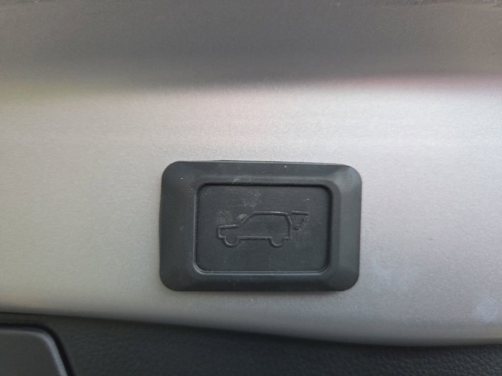 Used 2021 Toyota RAV4 SE w/ Weather & Moonroof Package image 12