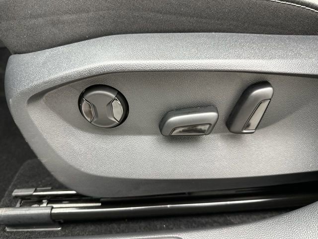 Used 2025 Volkswagen Taos SE image 13