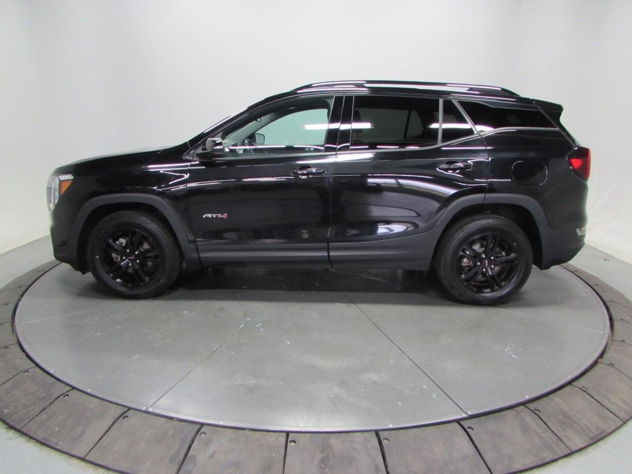 Used 2022 GMC Terrain AT4 image 4