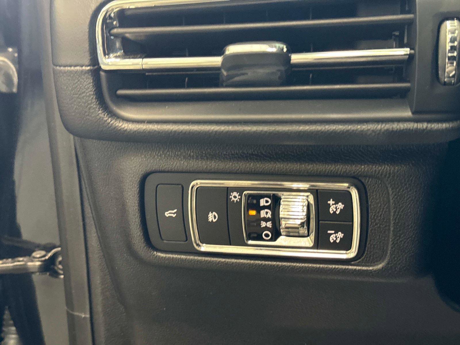 Used 2020 Lincoln Corsair Reserve w/ Equipment Group 201A image 28