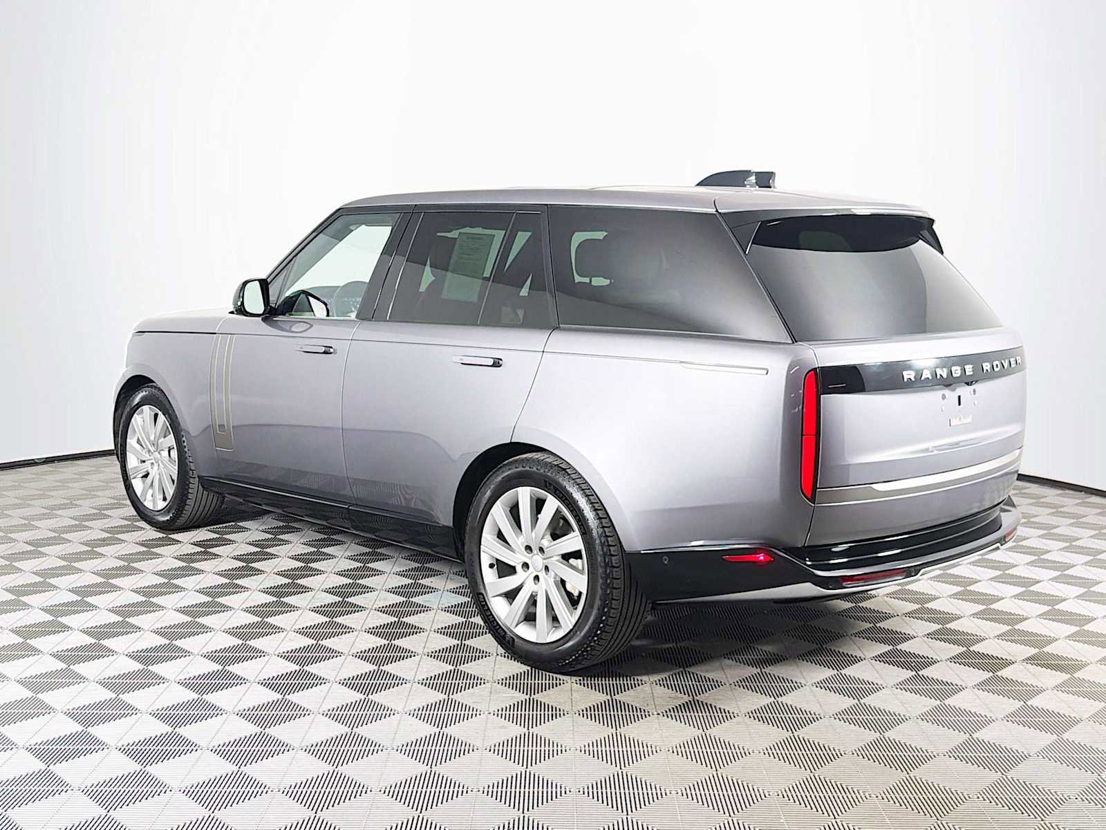 Used 2024 Land Rover Range Rover SE AWD/4WD image 7