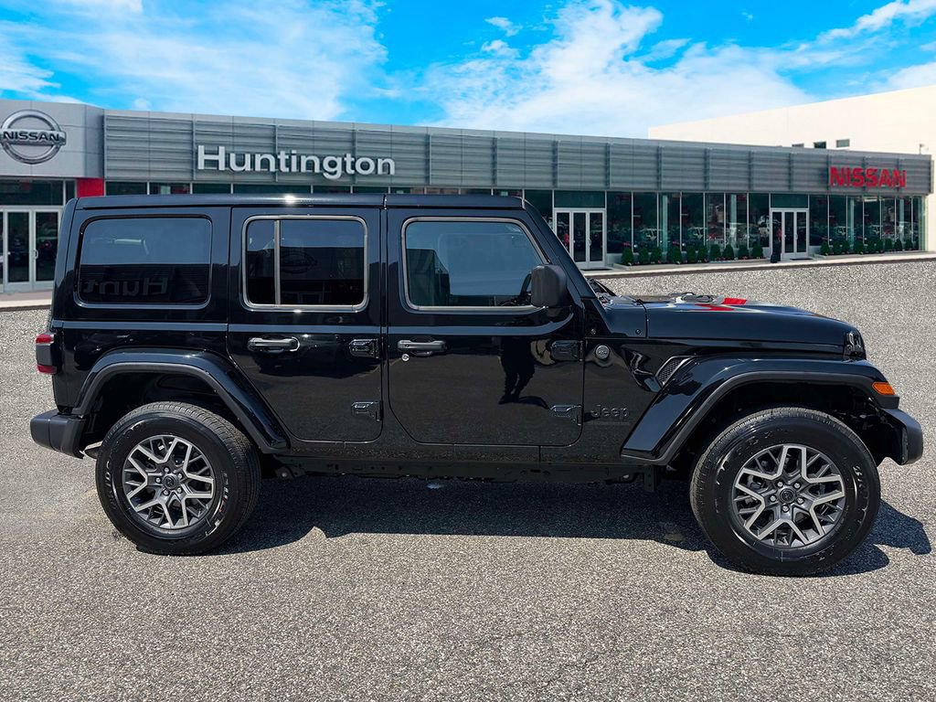 Used 2025 Jeep Wrangler Unlimited Sahara AWD/4WD image 6