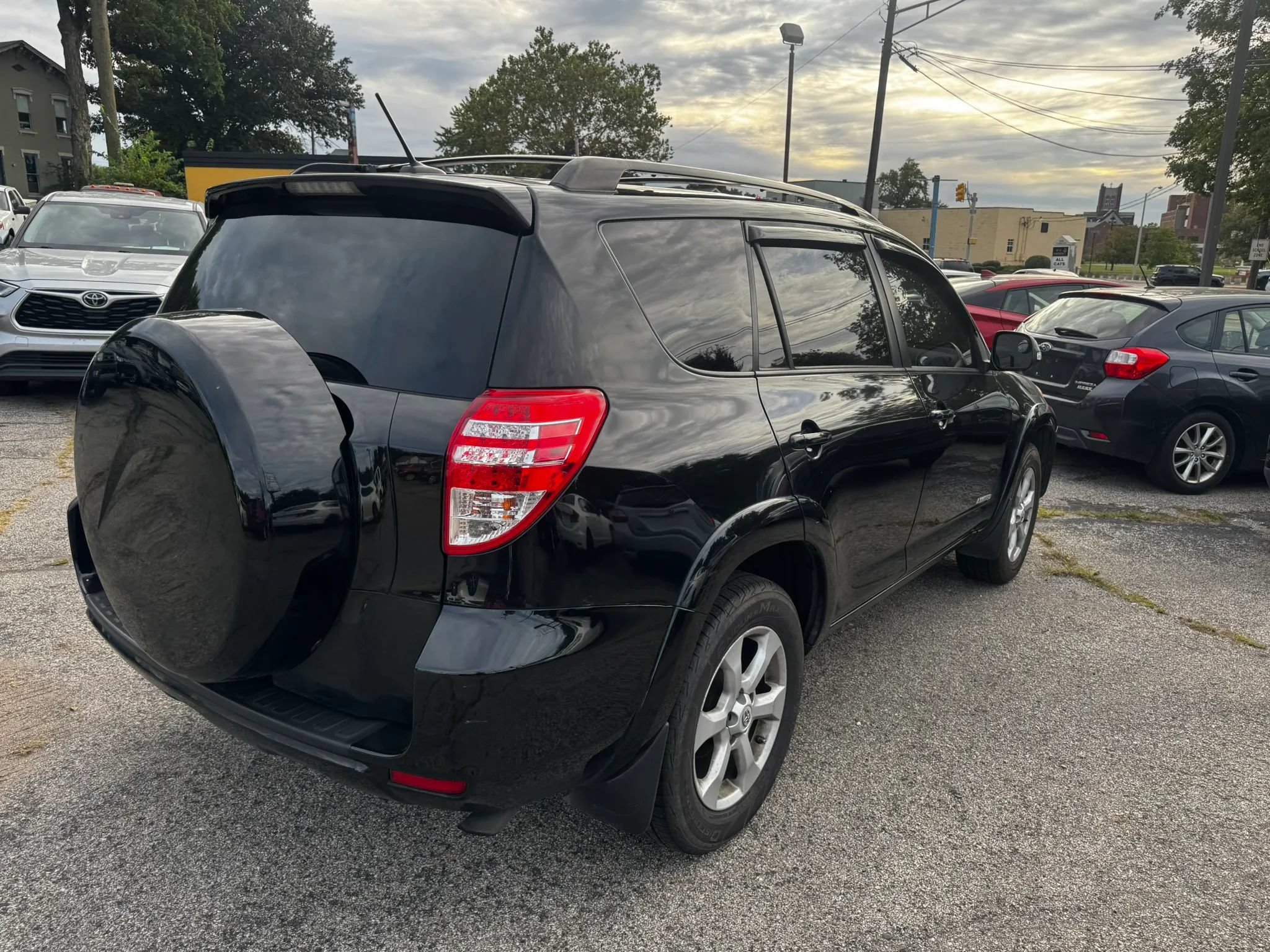 Used 2011 Toyota RAV4 Limited w/ Limited Extra Value Pkg FWD image 4