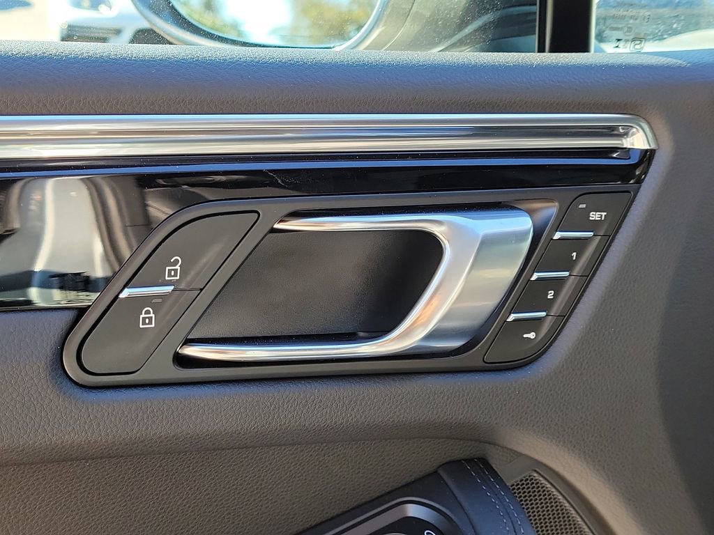 Certified 2025 Porsche Macan Turbo image 25