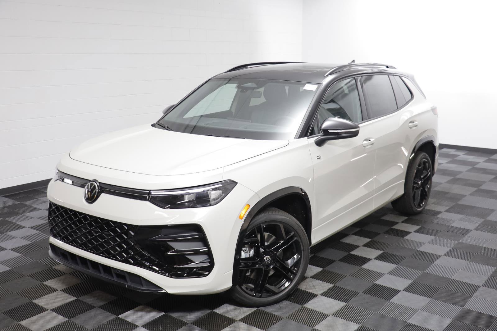 New 2026 Volkswagen Tiguan SE R-Line image 2