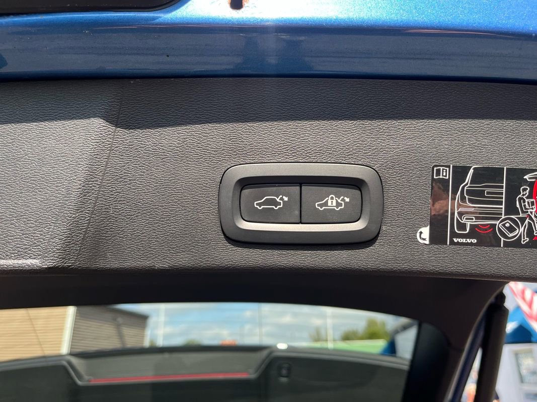Used 2019 Volvo XC40 T5 R-Design image 24