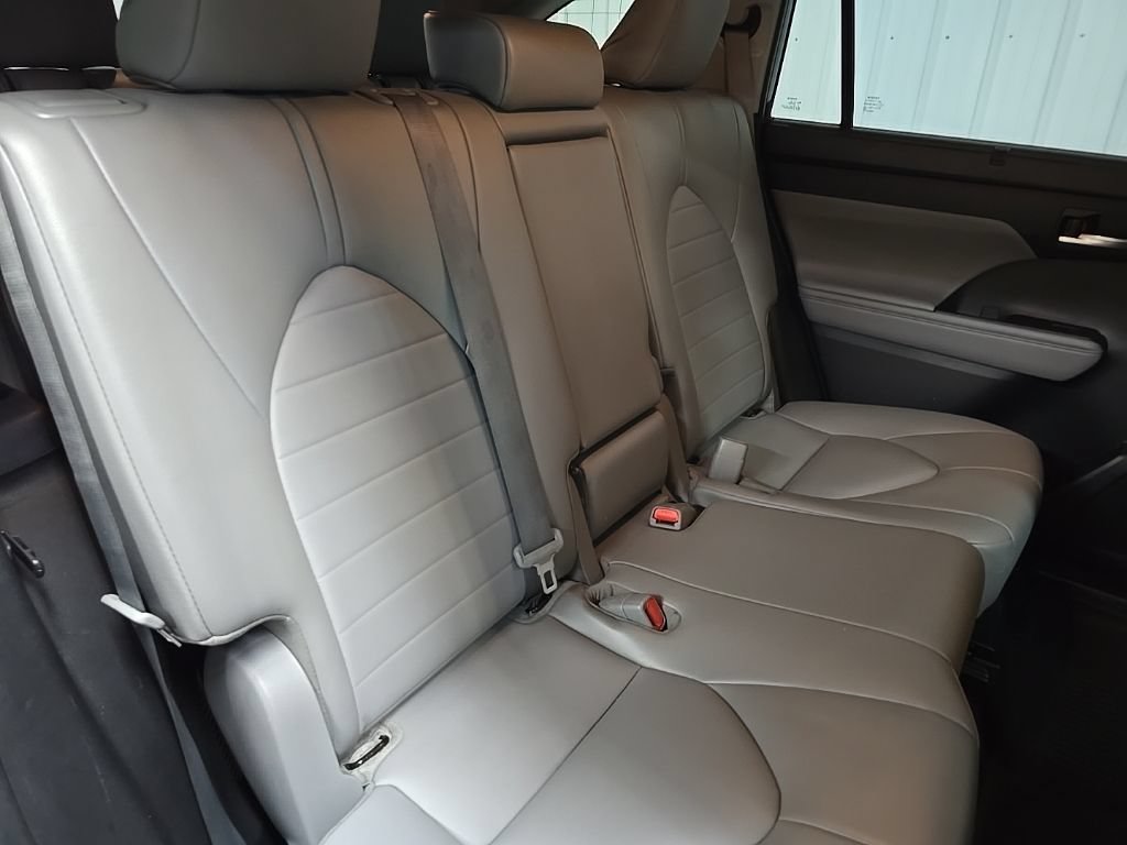 Used 2022 Toyota Highlander XLE AWD/4WD image 17
