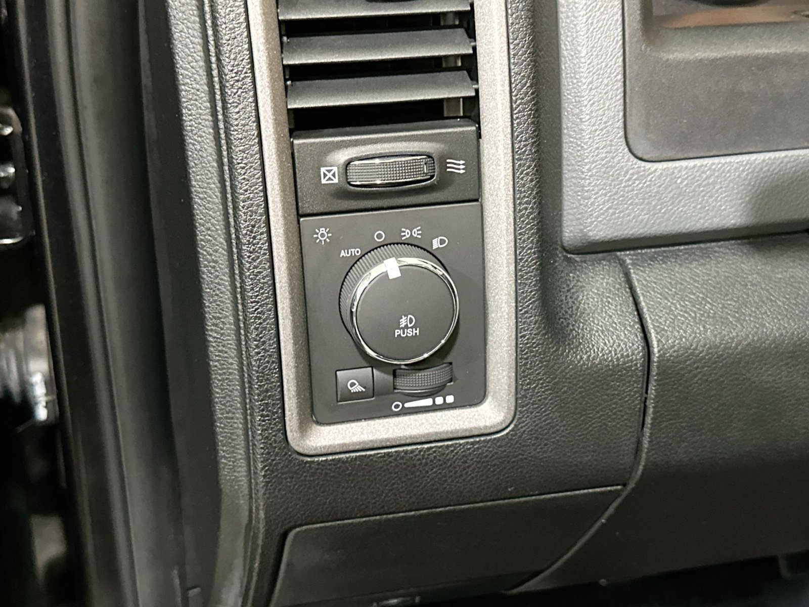 Used 2016 RAM 1500 Express image 17