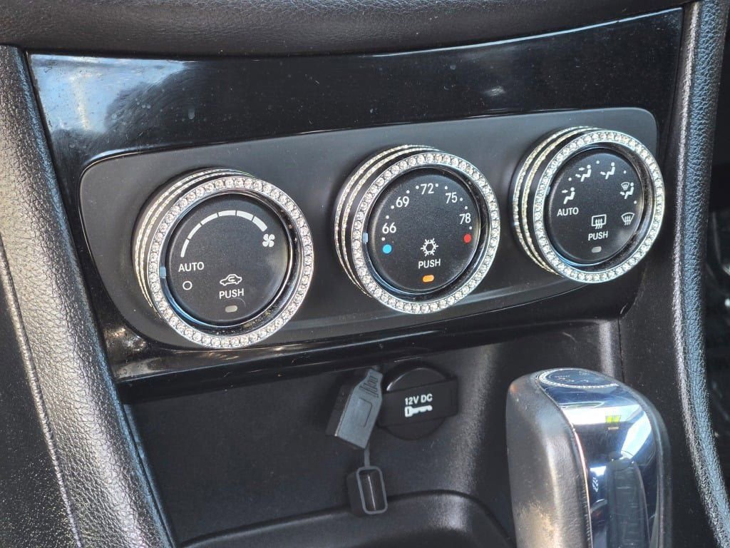 Used 2011 Chrysler 200 Touring FWD image 19