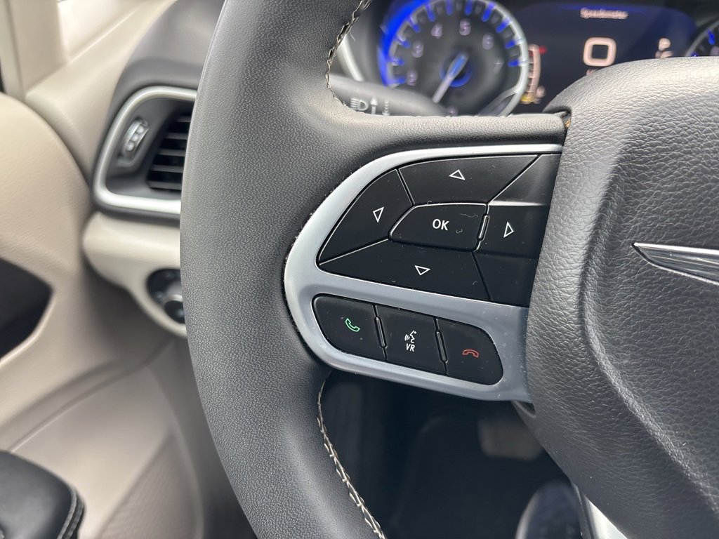 Used 2024 Chrysler Pacifica Touring-L image 39