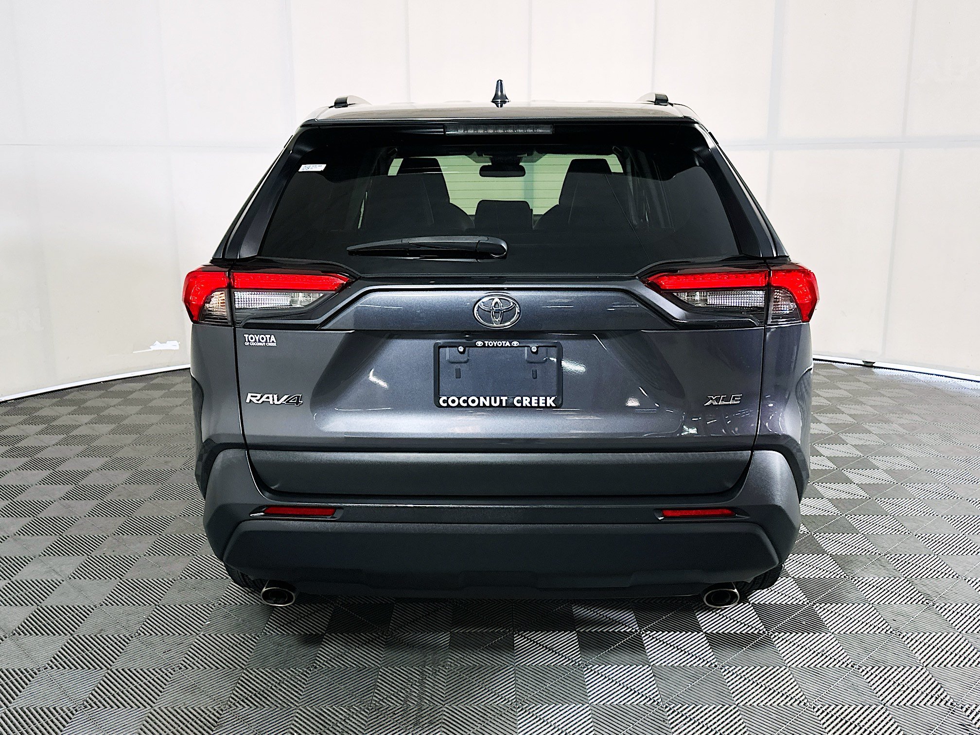 Used 2021 Toyota RAV4 XLE w/ Convenience Package FWD image 4