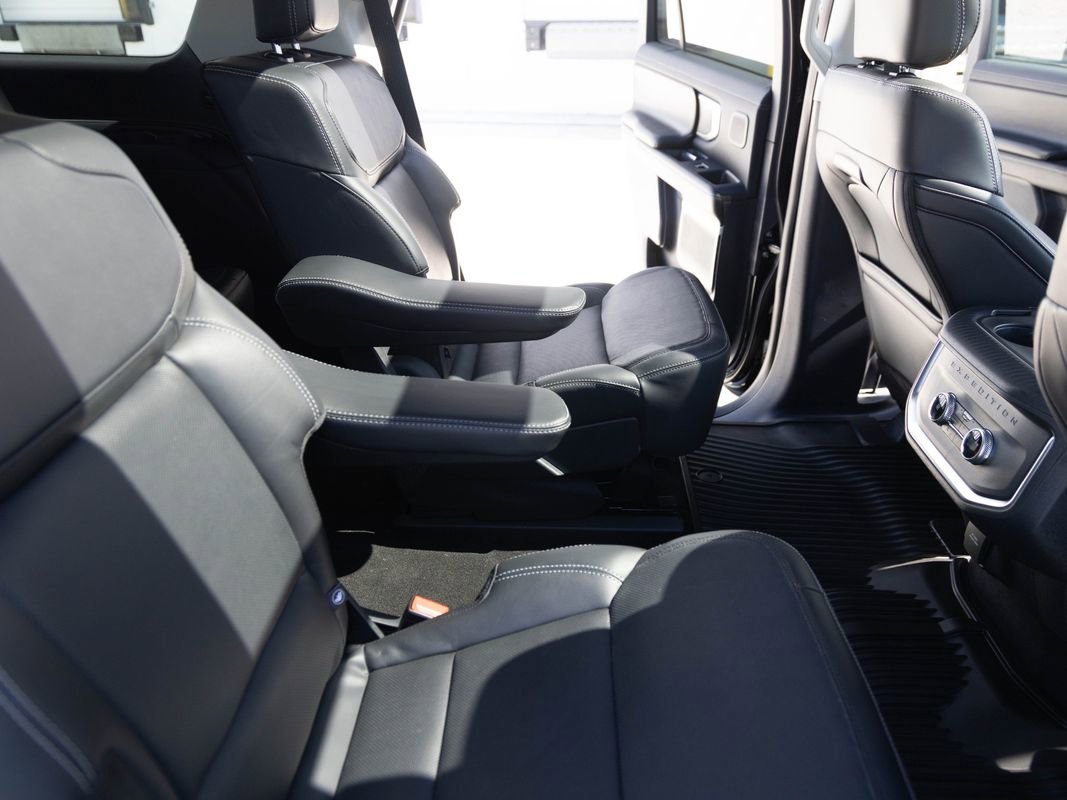 Used 2025 Ford Expedition Platinum w/ Driver's Package image 29