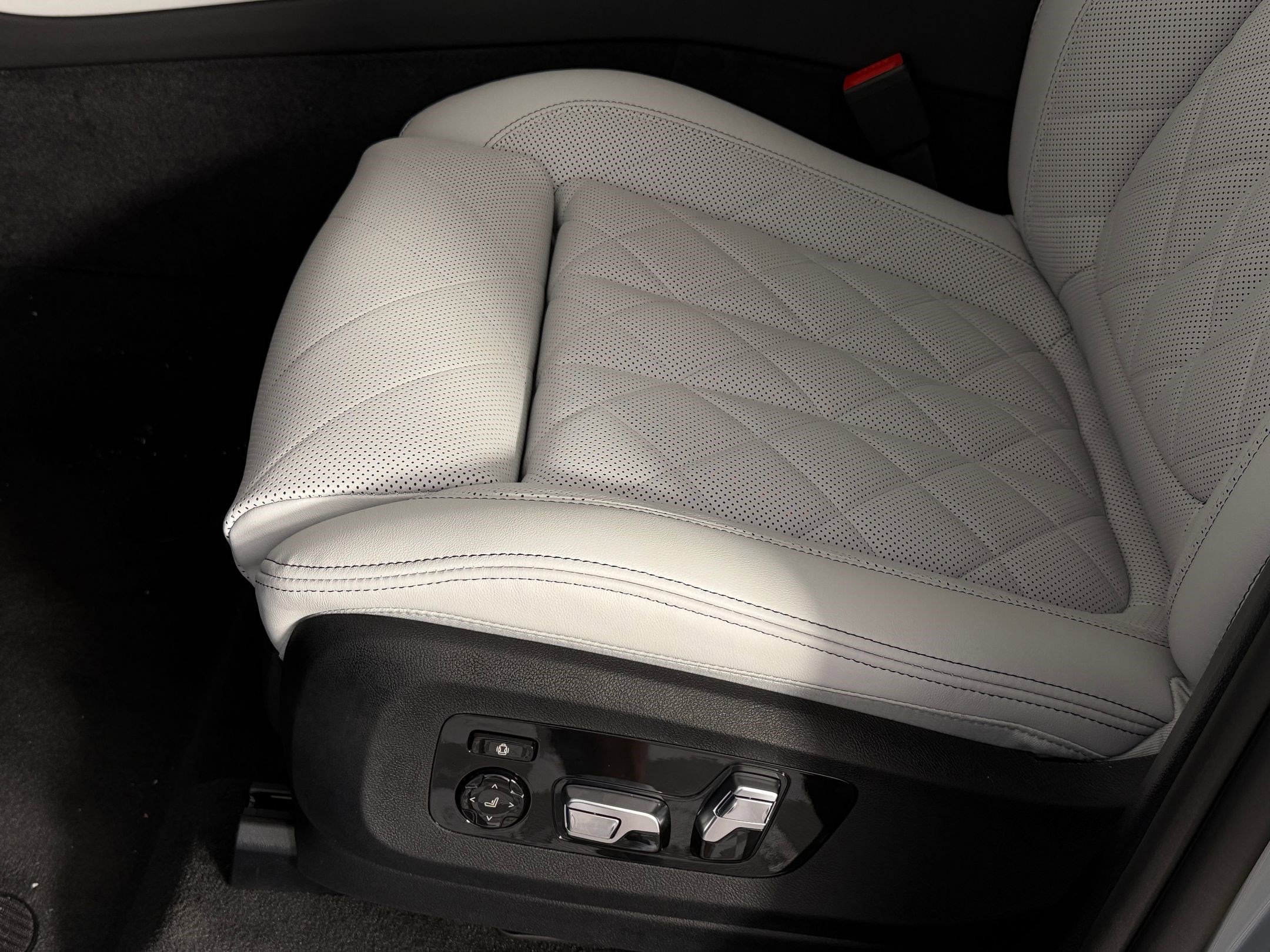 New 2026 BMW X5 xDrive50e w/ Executive Package image 13