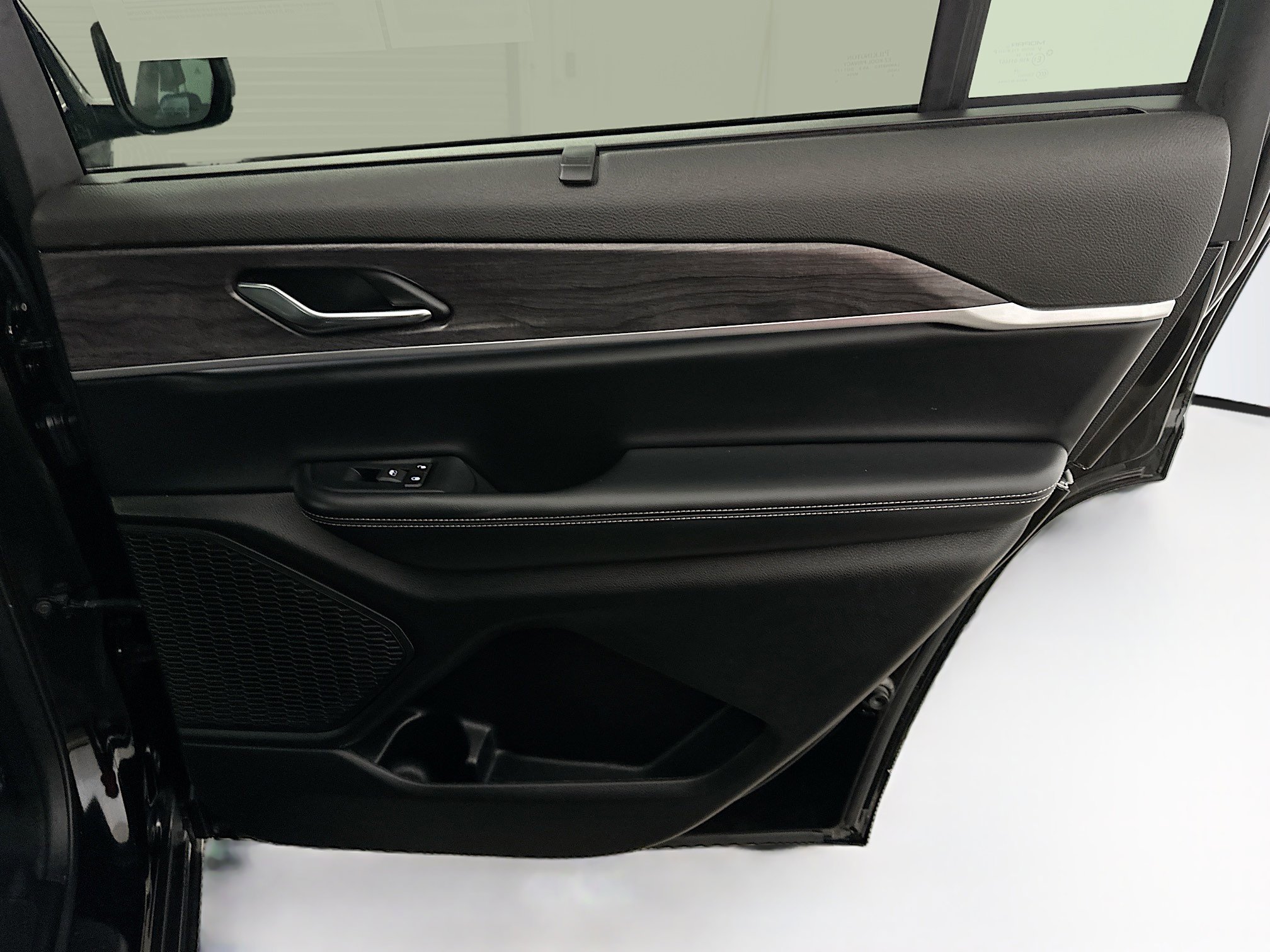 Used 2024 Jeep Grand Cherokee L Limited w/ Luxury Tech Group II image 34