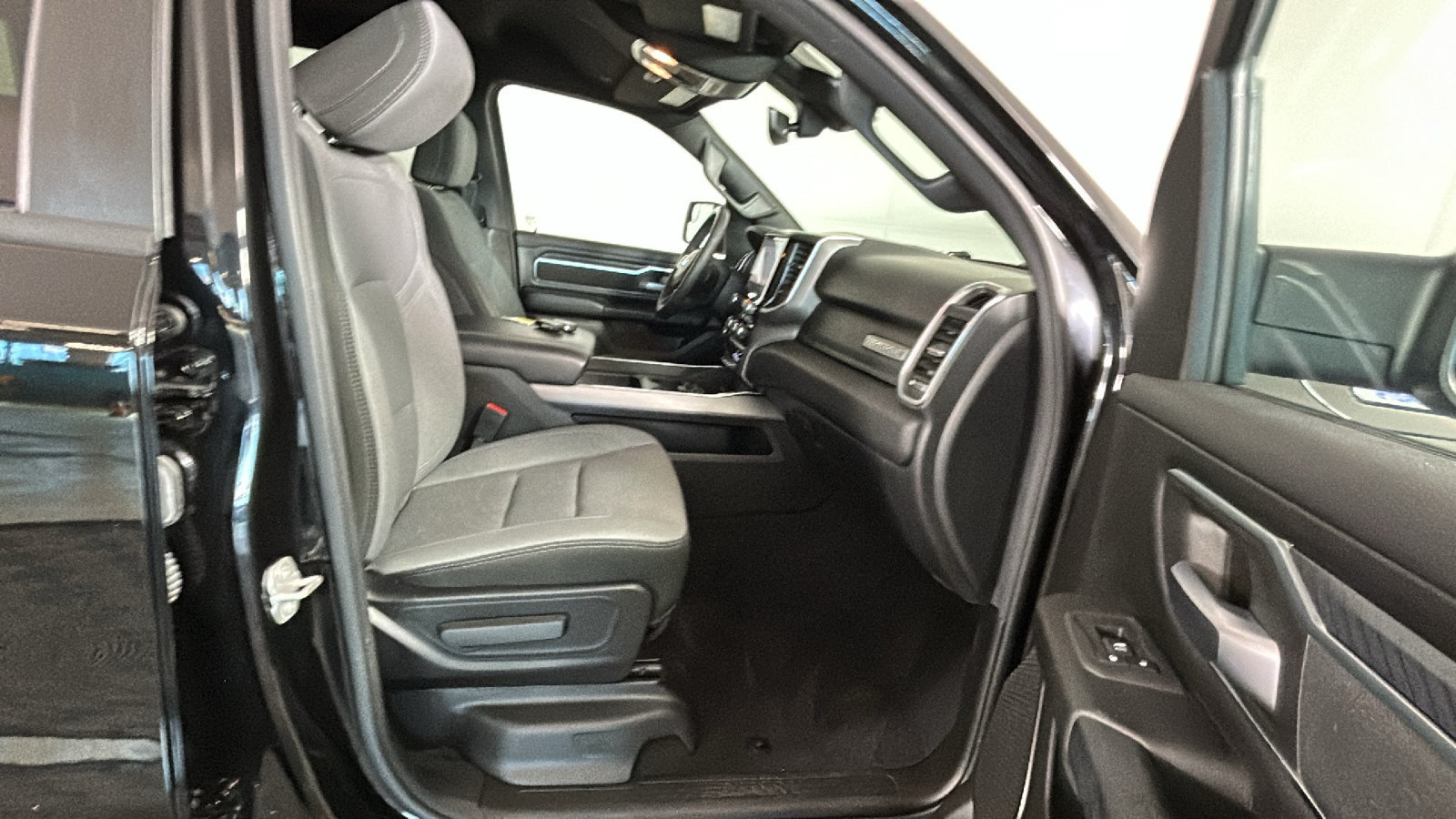 Used 2025 RAM 1500 Big Horn AWD/4WD image 37
