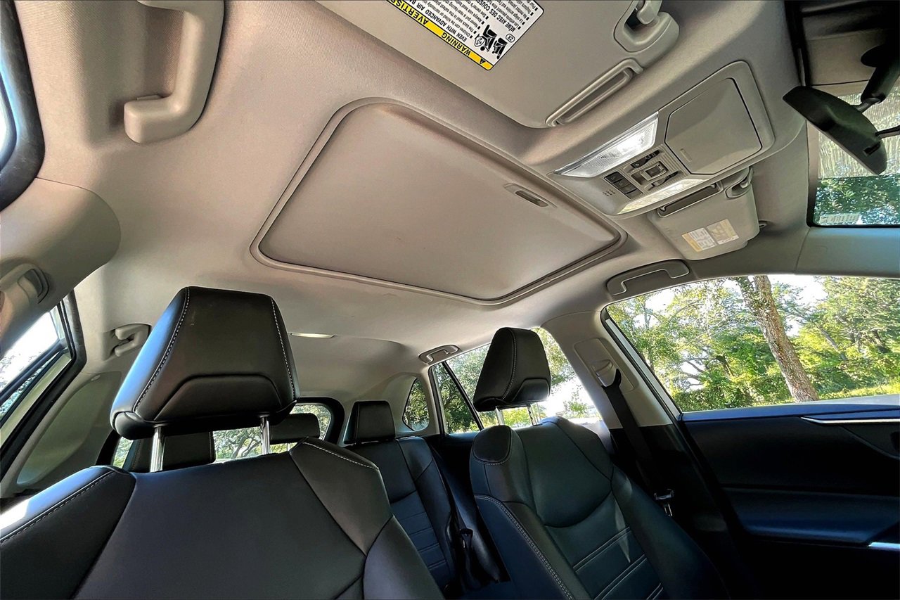 Used 2022 Toyota RAV4 XLE Premium image 23