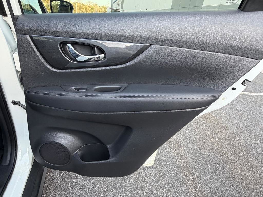 Used 2018 Nissan Rogue SV image 18