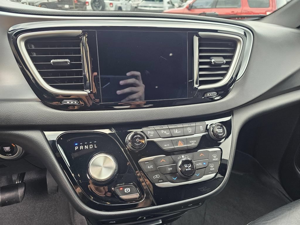 Used 2020 Chrysler Pacifica Touring-L Plus FWD image 25