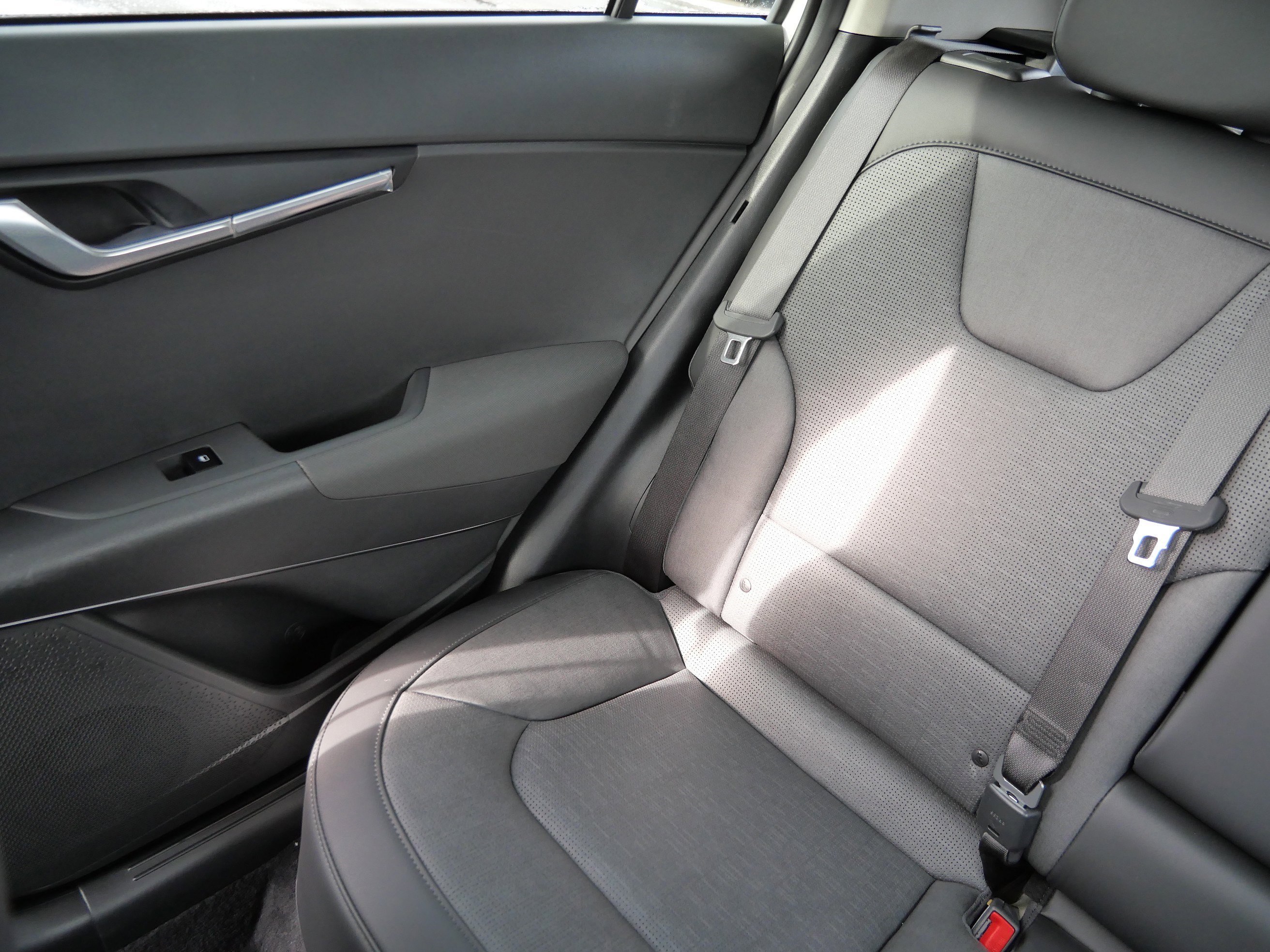 Used 2025 Kia Niro SX image 11