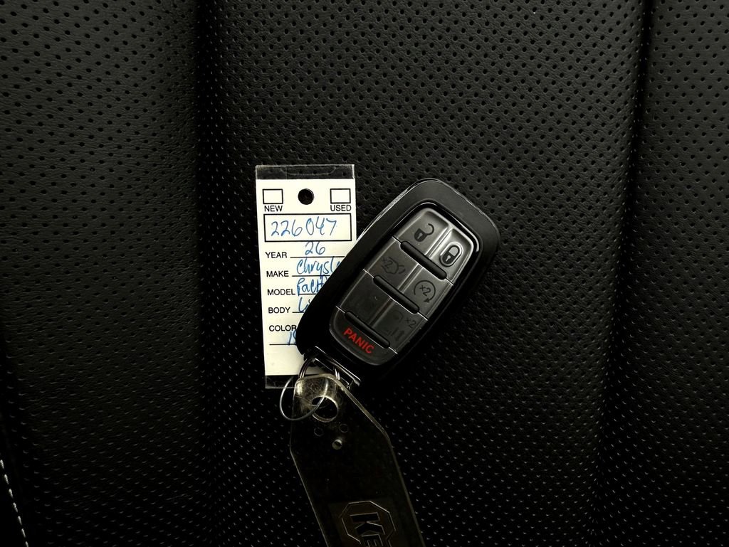 New 2026 Chrysler Pacifica Limited w/ Uconnect Theater Family Group image 34