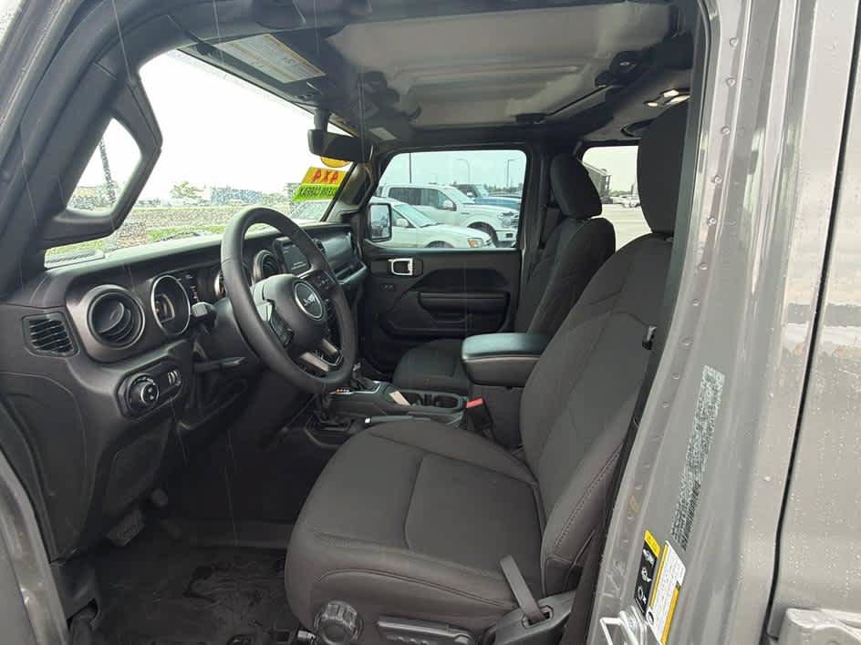 Used 2023 Jeep Gladiator Sport AWD/4WD image 12