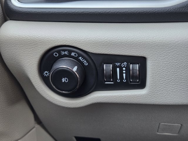 Used 2024 Chrysler Pacifica Touring-L FWD image 22
