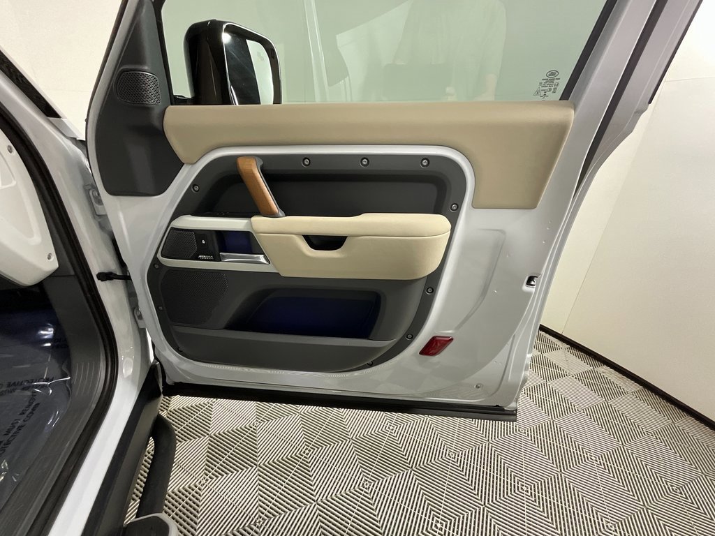 Certified 2023 Land Rover Defender 90 SE image 22