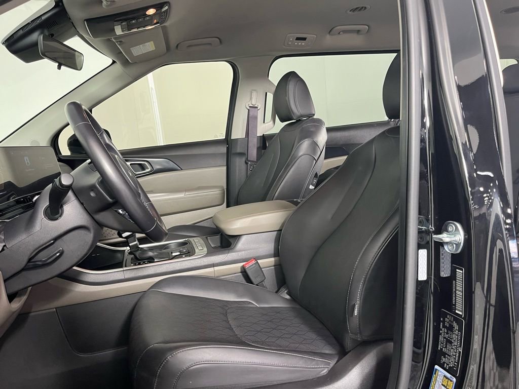 Used 2025 Kia Carnival image 21