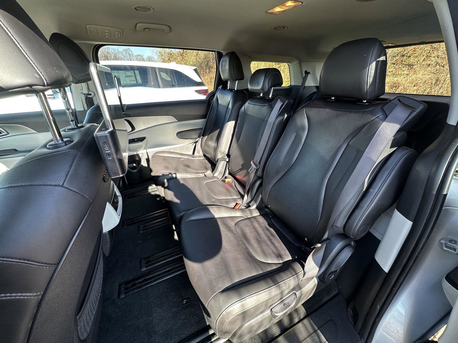 Used 2023 Kia Carnival LX w/ Paint Protection Package image 11