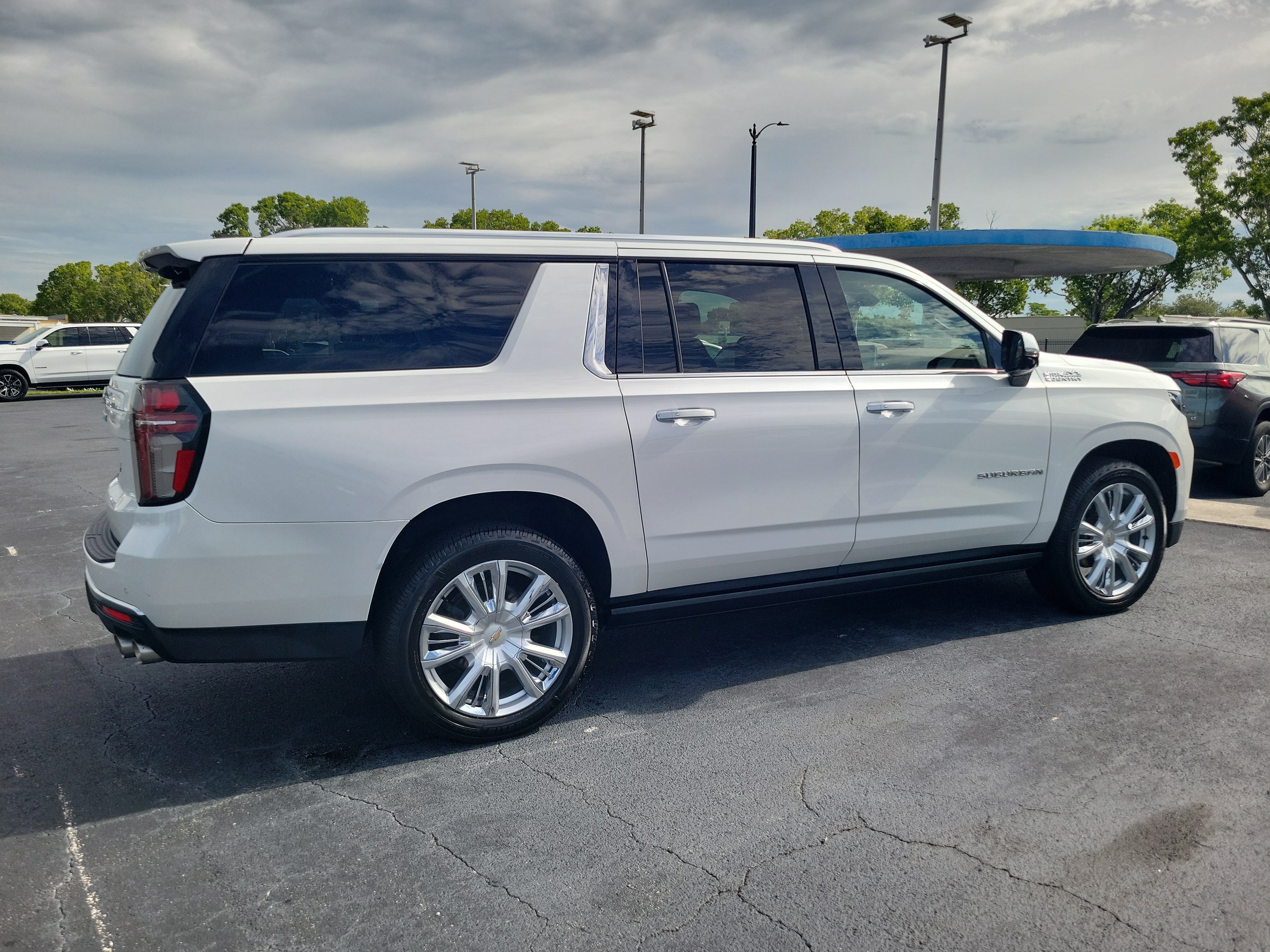Used 2022 Chevrolet Suburban High Country w/ Premium Package RWD image 4