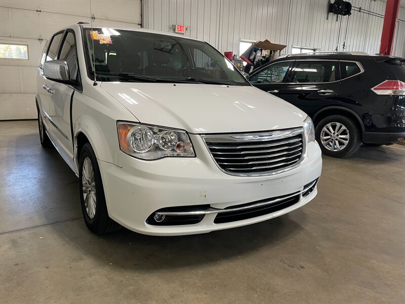 Used 2015 Chrysler Town & Country Touring-L w/ Driver Convenience Group FWD image 5
