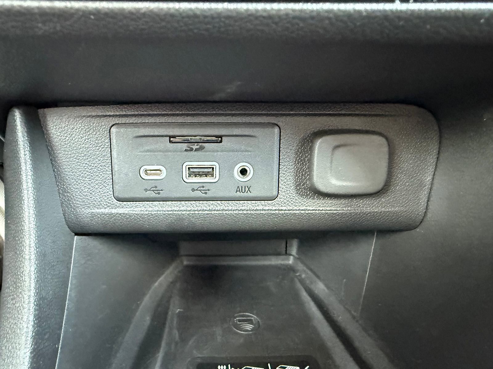 Certified 2021 Buick Encore GX Essence w/ Advanced Technology Package image 30