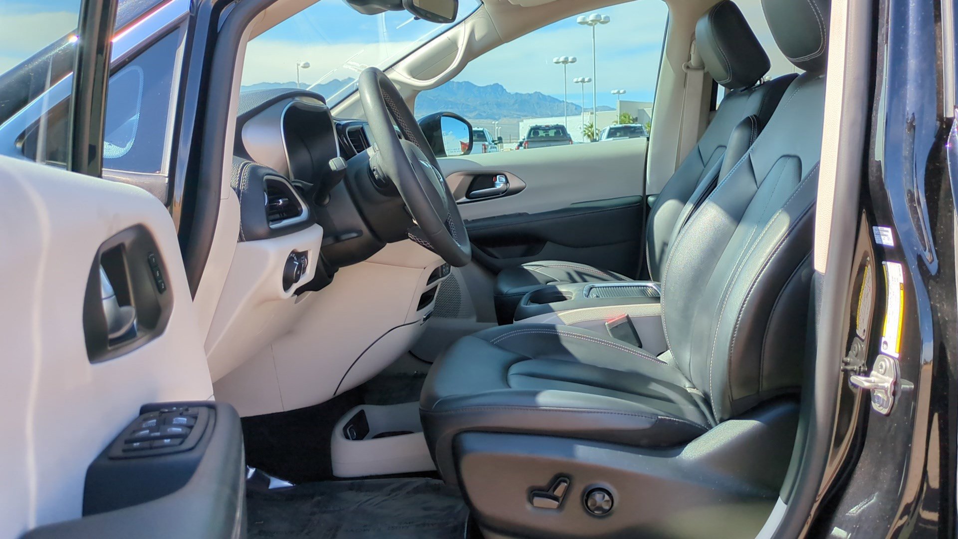 Used 2024 Chrysler Pacifica Limited FWD image 15