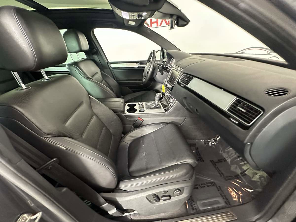 Used 2017 Volkswagen Touareg Wolfsburg Edition image 25
