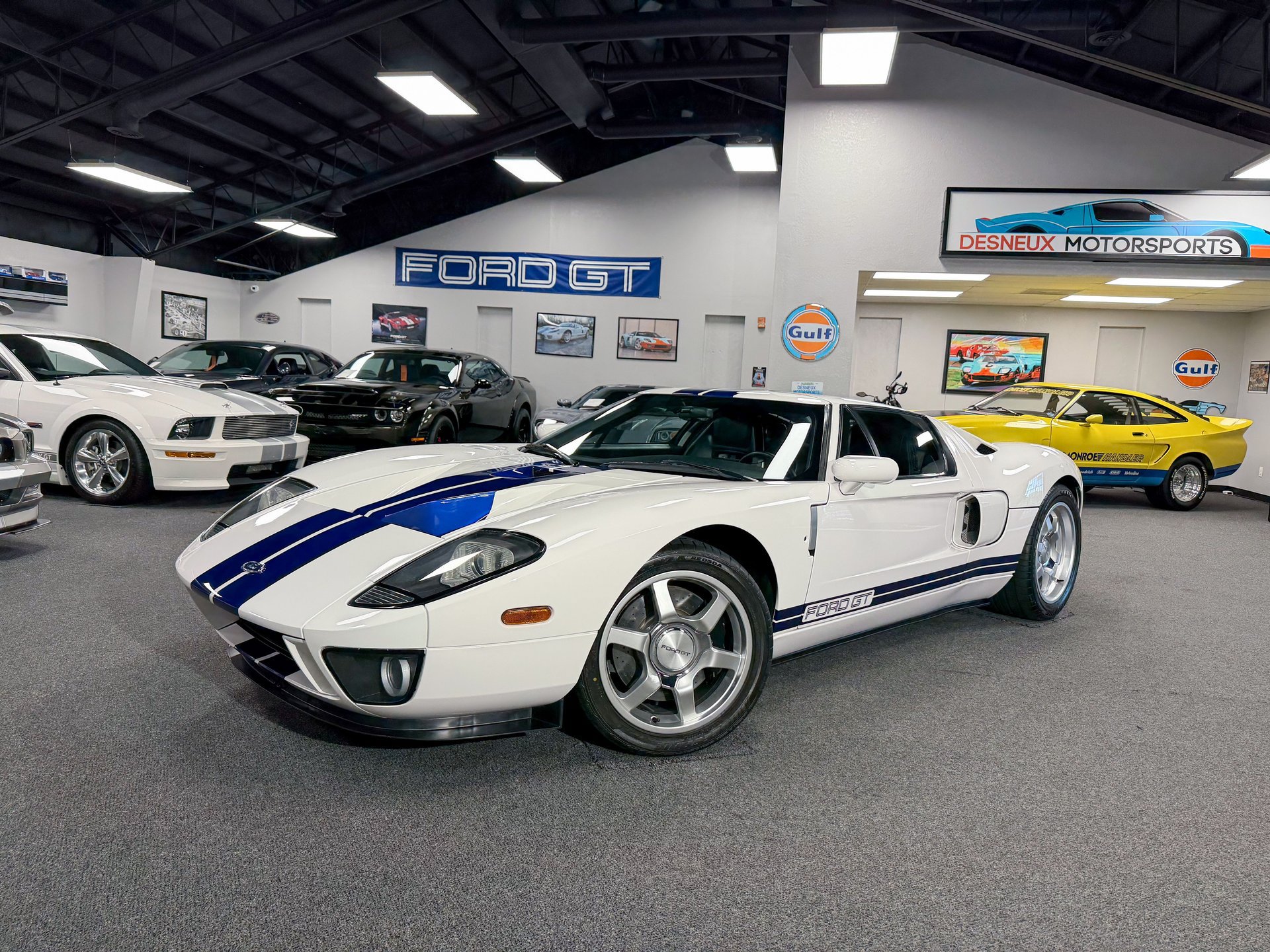 Used 2005 Ford GT RWD image 2