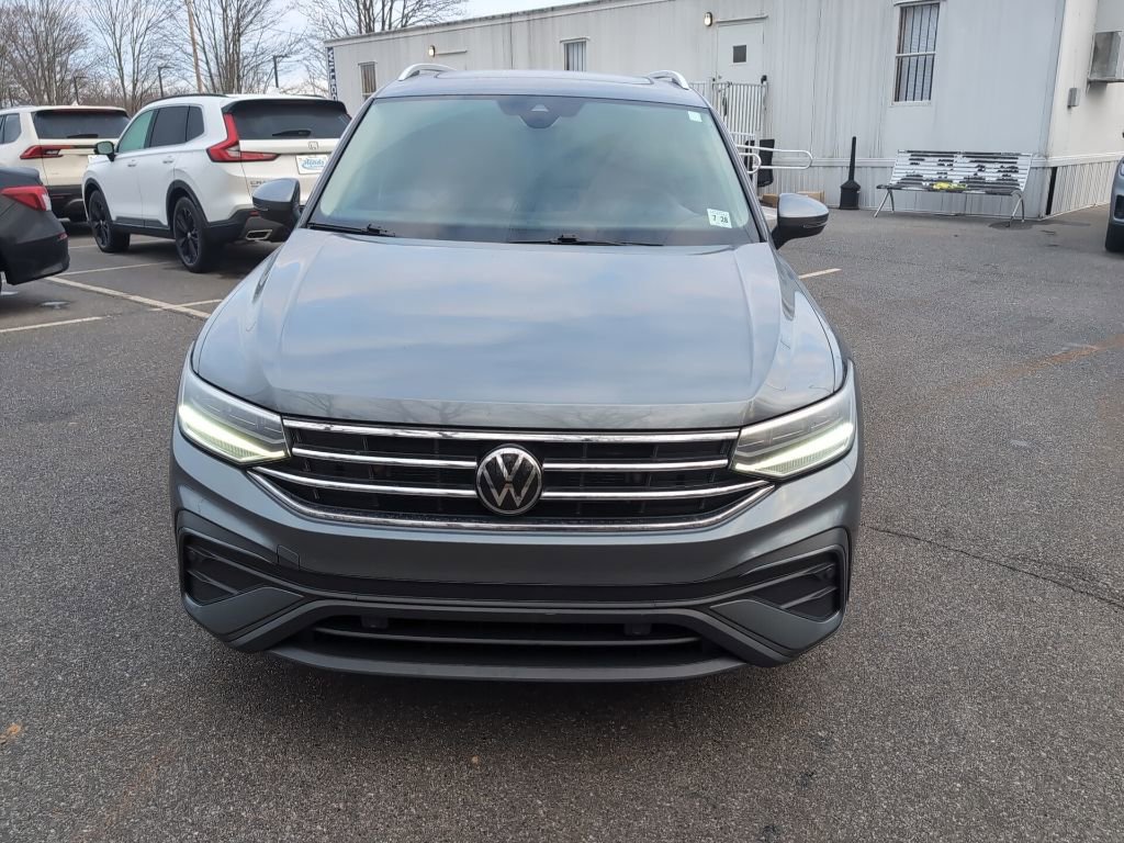 Used 2023 Volkswagen Tiguan SE w/ Panoramic Sunroof Package image 3
