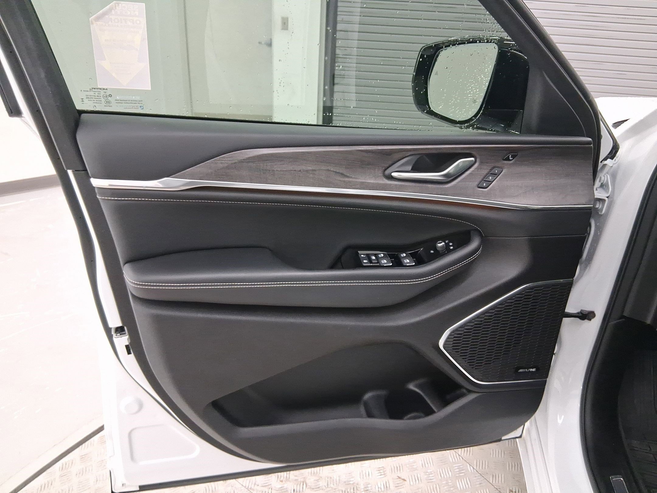 Used 2024 Jeep Grand Cherokee Overland w/ Luxury Tech Group IV image 12