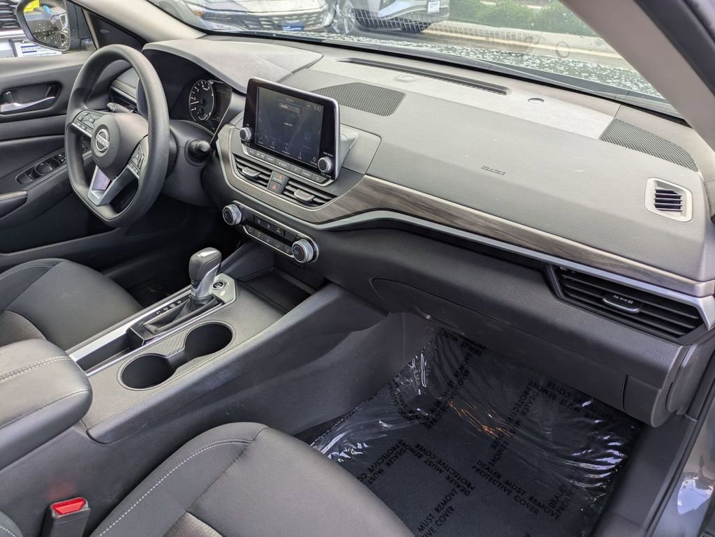Used 2025 Nissan Altima 2.5 SV FWD image 31