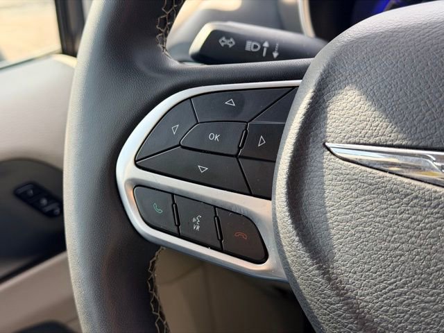 Used 2023 Chrysler Pacifica Touring-L image 9