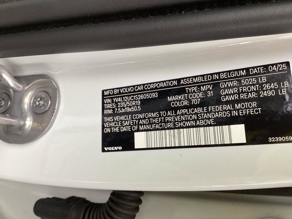 Certified 2025 Volvo XC40 B5 Plus AWD/4WD image 39