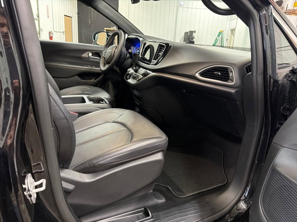 Used 2025 Chrysler Pacifica Select image 19