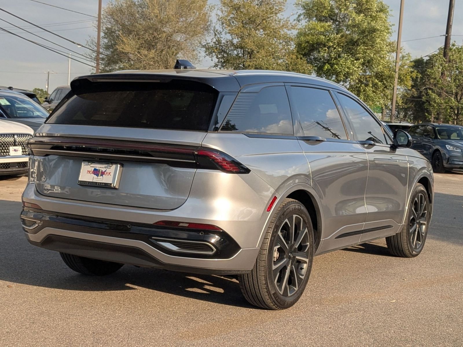 Used 2025 Lincoln Nautilus Reserve image 3