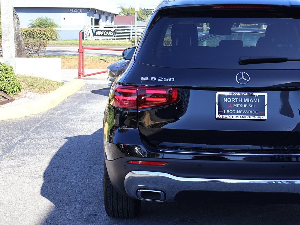 Used 2025 Mercedes-Benz GLB 250 w/ Driver Assistance Package image 15