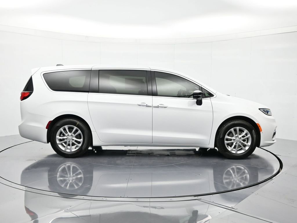 New 2026 Chrysler Pacifica Select image 5